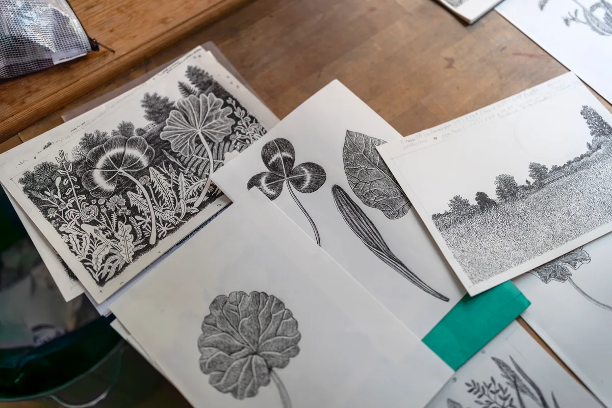 Auf einem Tisch liegen mehrere Skizzen.